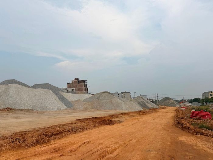 Đây là công trình giao thông trọng điểm của thành phố Hà Nội, có vai trò hoàn thiện mạng lưới giao thông phía Bắc Thủ đô, tăng cường kết nối giữa các khu đô thị, khu công nghiệp với những tuyến giao thông huyết mạch. Các nhà thầu đã tập trung một lượng lớn vật liệu để phục vụ thi công dự án. Ảnh: Thanh Hà
