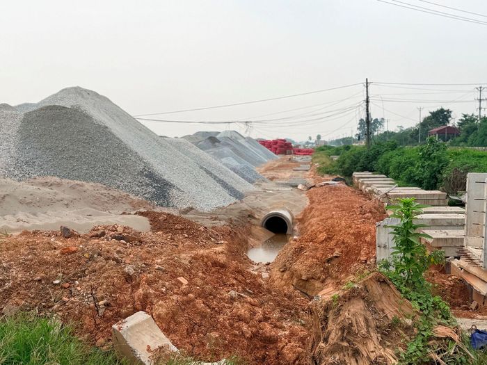 Ban Quản lý Đầu tư - Hạ tầng xã Phúc Thịnh cũng cho biết, cùng với việc tăng nguồn lực tại công trường, công tác điều hành cũng được siết chặt, sản lượng thi công sẽ được kiểm soát theo từng ngày. Chủ đầu tư thường xuyên kiểm tra hiện trường, kịp thời nhận diện và xử lý những khó khăn, vướng mắc phát sinh trong quá trình thi công. Ảnh: Thanh Hà