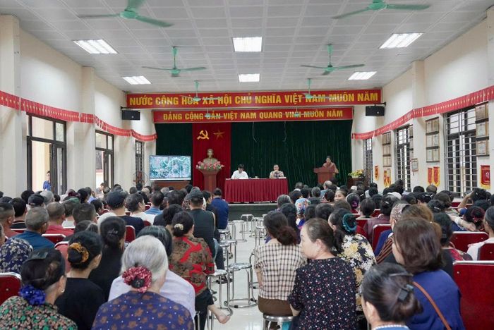 Đông đảo người dân tham dự Hội nghị triển khai công tác GPMB, thông tin các chính sách bồi thường, hỗ trợ đối với các hộ dân có đất và tài sản trên đất tại thôn Bầu. Ảnh: PV