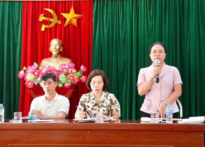 Bà Lê Thị Vân Huyền, Phó Giám đốc Ban quản lý dự án đầu tư - hạ tầng xã trao đổi làm rõ các ý kiến của người dân. Ảnh: PV