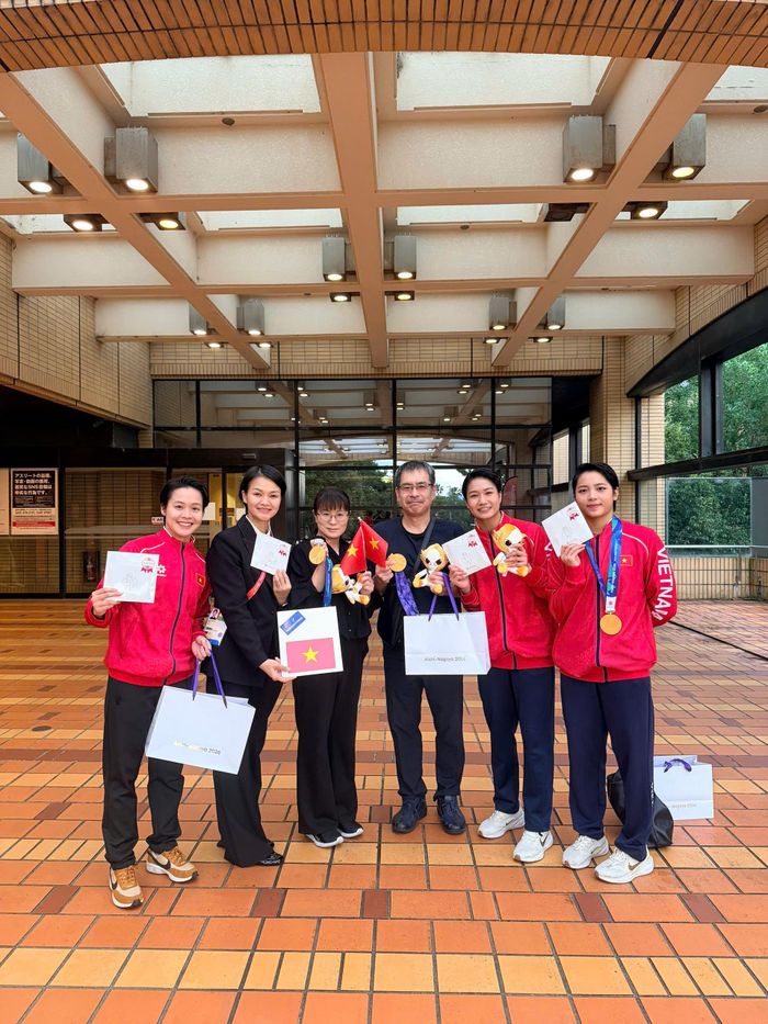 Chiếc Huy chương vàng ngày hôm nay là thành quả cho những ngày tháng tập luyện vất vả của thầy trò đội kata nữ. Ảnh: BTC
