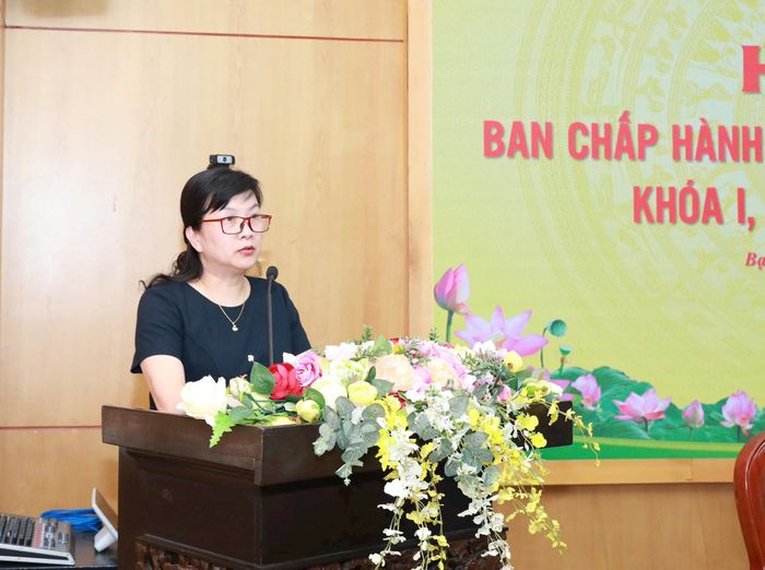 Phó Chủ tịch UBND phường Bạch Mai Nguyễn Thị Ngọc Anh trình bày Tờ trình của Ban Thường vụ Đảng ủy phường. Ảnh: Linh Chi