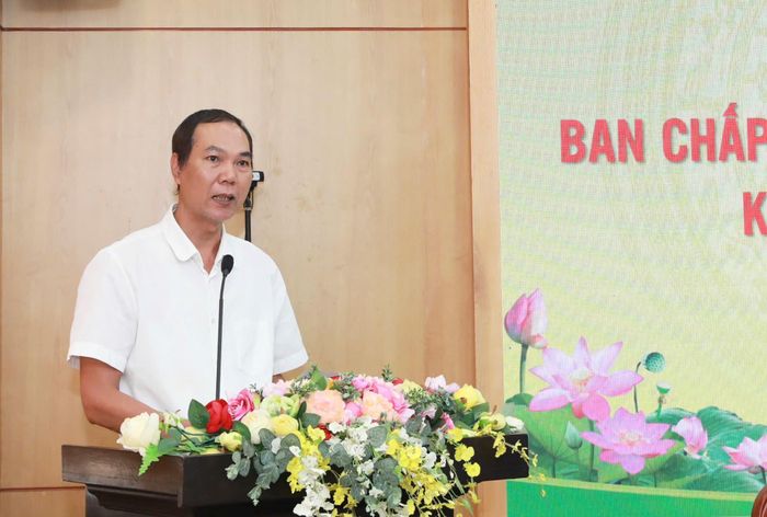 Phó Chủ tịch UBND phường Bạch Mai Nguyễn Hoành Dũng trình bày Tờ trình của UBND phường. Ảnh: Linh Chi