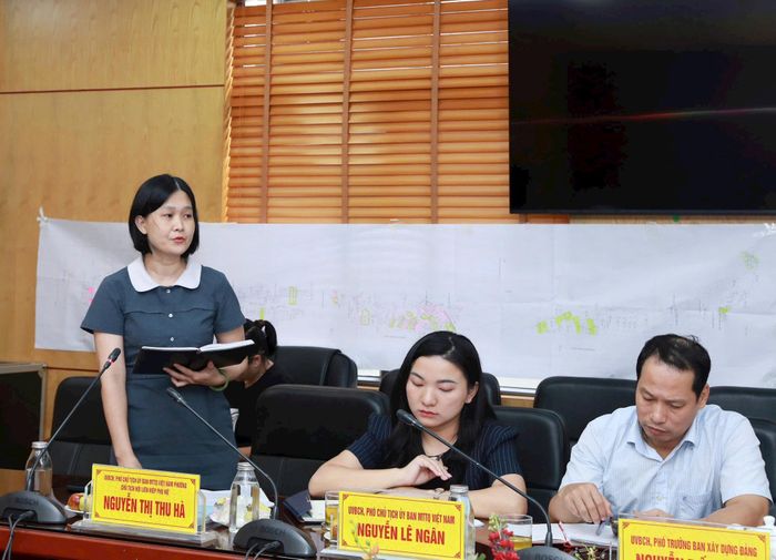 Các đồng chí Ủy viên Ban Chấp hành Đảng bộ phường Bạch Mai nêu ý kiến. Ảnh: Linh Chi