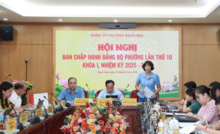 Phó Bí thư Đảng ủy, Chủ tịch UBND phường Bạch Mai Nguyễn Thị Thu Hiền phát biểu. Ảnh: Linh Chi