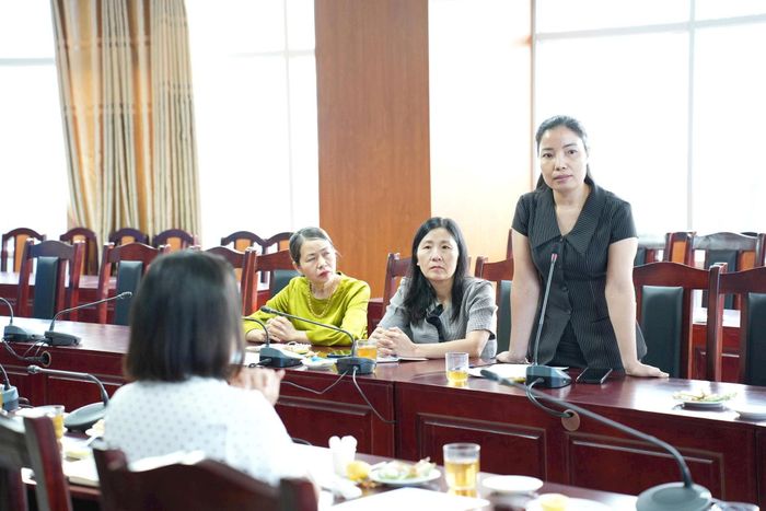 Phó Chủ tịch UB MTTQ Việt Nam xã, Chủ tịch Hội Liên hiệp phụ nữ xã Thanh Oai Nguyễn Thị Hồng phát biểu tại hội nghị. Ảnh: Hoàng Lan