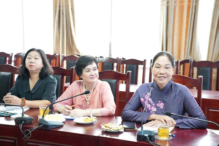 Chủ tịch Hiệp hội Thủ công mỹ nghệ và Làng nghề Hà Nội Hà Thị Vinh (ngoài cùng bên phải) tại hội nghị. Ảnh: Hoàng Lan