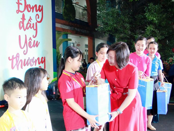 Ủy viên Ban Thường vụ Thành ủy, Chủ tịch Ủy ban MTTQ Việt Nam thành phố Hà Nội Bùi Huyền Mai tặng quà con công nhân, lao động. Ảnh: Lê Phương.