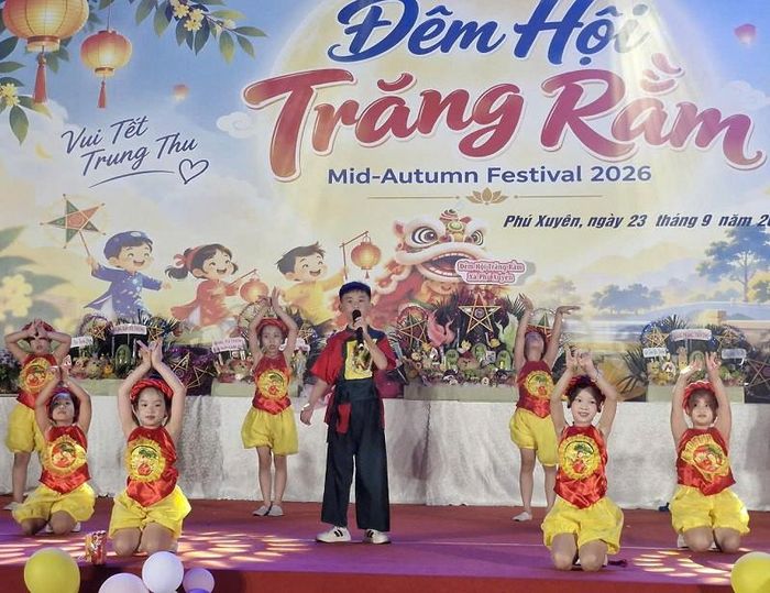 Các tiết mục văn nghệ tại "Đêm hội Trăng rằm" ở xã Phú Xuyên. Ảnh: PV