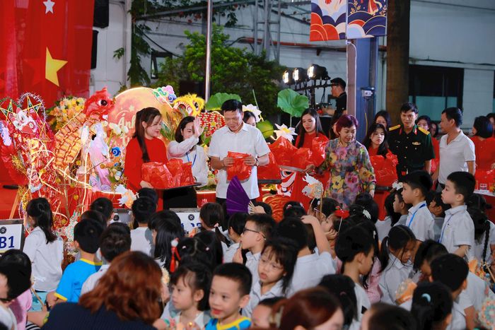 Đại diện lãnh đạo phường trao quà Trung thu cho trẻ em tham gia đêm hội. Ảnh: ND
