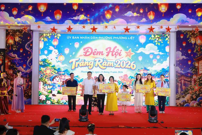 Ông Đặng Khánh Hoà, Chủ tịch UBND phường Phương Liệt trao thưởng cho cuộc thi “Mâm cỗ đẹp”. Ảnh: NT
