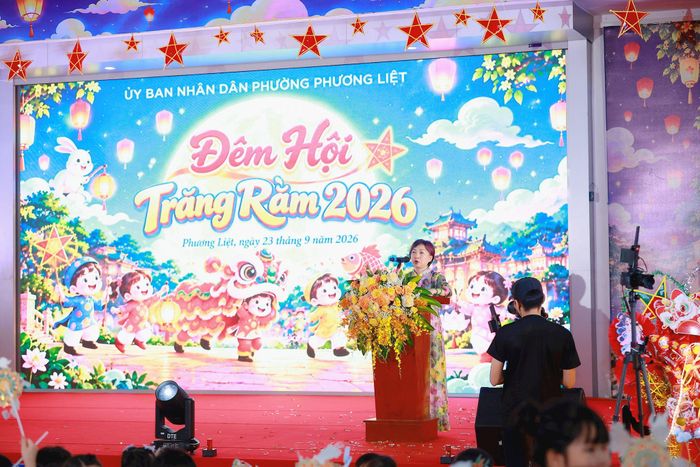 Phó Chủ tịch UBND phường Phương Liệt Ngô Minh Hồng phát biểu tại đêm hội. Ảnh: NT