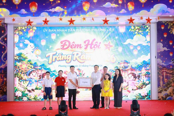 Đại diện lãnh đạo Sở Y tế Hà Nội trao quà Trung thu cho thiếu nhi phường Phương Liệt. Ảnh: ND