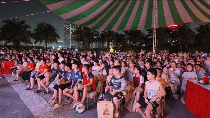 Chương trình “Đêm hội Trăng Rằm 2026 - Trung thu yêu thương” thu hút đông đảo thiếu nhi và nhân dân tham gia. Ảnh: PV