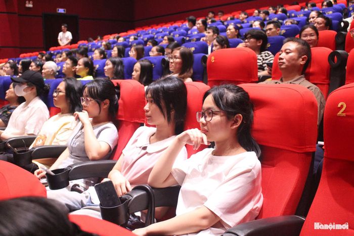 Khai mạc Tuần phim thu hút đông đảo khán giả trẻ. Ảnh: Mộc Miên