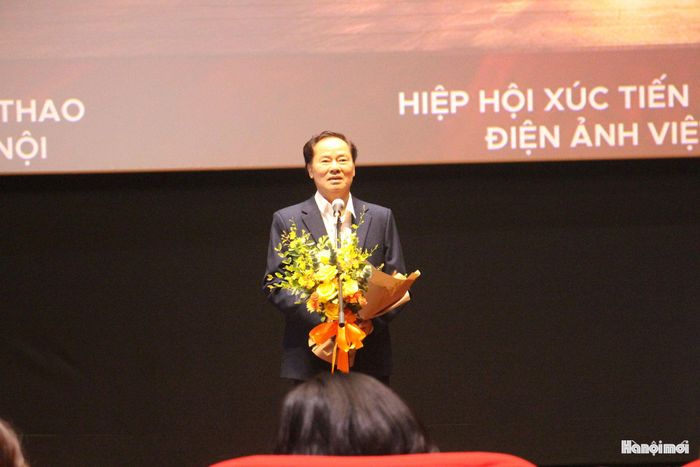 NSƯT Lê Dũng Nhi - người đảm nhận vai thầy giáo Chu Văn An trong bộ phim “Học trò thủy thần” giao lưu với khán giả. Ảnh: Mộc Miên