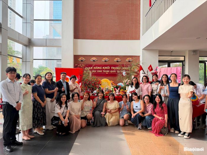 Chương trình là một sự kiện đặc biệt mở ra không gian giao lưu văn hóa quốc tế giữa thầy cô, học sinh Trường THPT chuyên Hà Nội - Amsterdam với bạn bè quốc tế. Ảnh: Nhà trường cung cấp