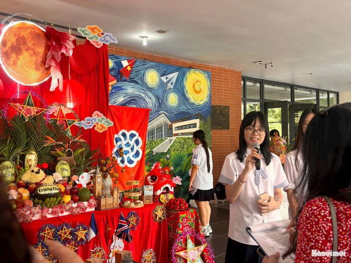 Học sinh Trường THPT chuyên Hà Nội - Amsterdam trình bày ý tưởng về mâm cỗ Trung thu. Ảnh: Ngọc Minh