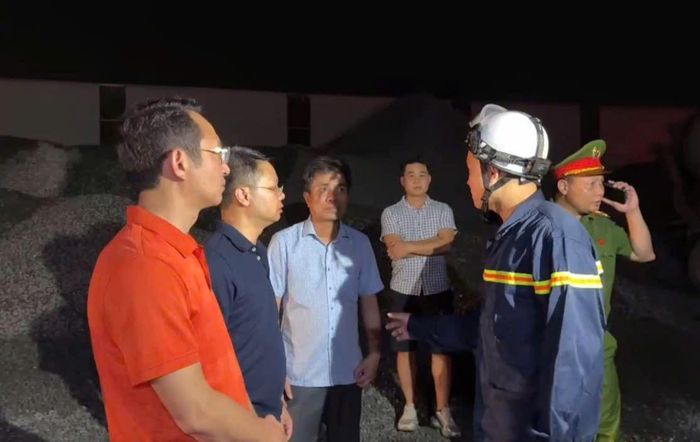 Lãnh đạo xã Sơn Đồng có mặt tại hiện trường. Ảnh: Diệu Phú