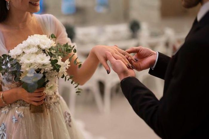 Rõ ràng câu chuyện "đàn ông kiếm ít tiền hơn vợ" không mới nhưng vẫn ảnh hưởng đến hạnh phúc của nhiều gia đình. Ảnh minh họa