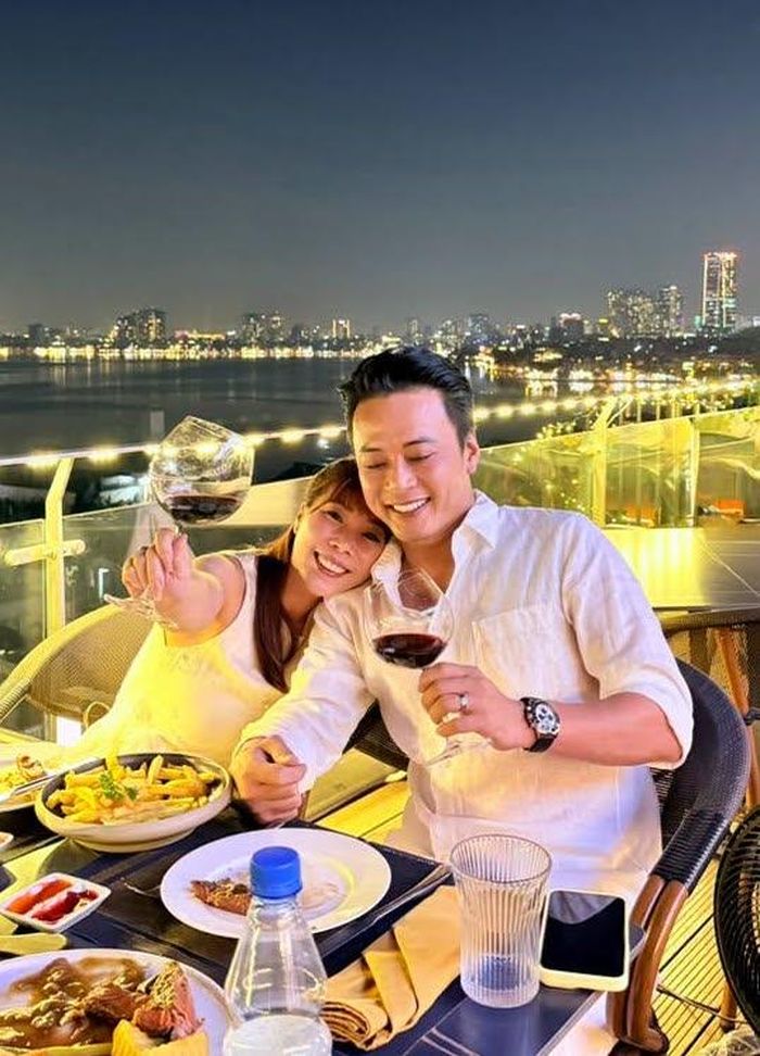 Bà xã Hồng Đăng chia sẻ: "Cám ơn vì thanh xuân chúng ta có nhau".