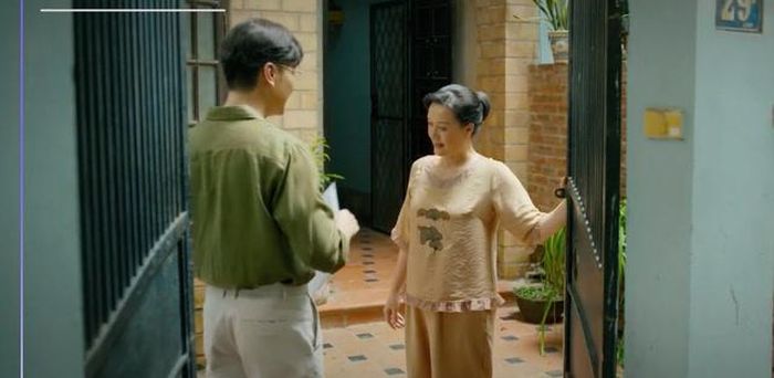 Tùng đến nhà để đưa bà Ngọc xem hồ sơ đăng ký đặt cọc căn hộ. Ảnh VTV