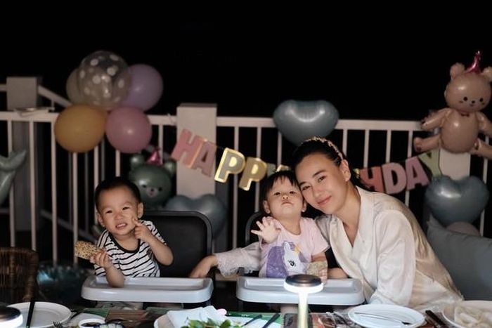 Phương Oanh hạnh phúc bên 2 con.