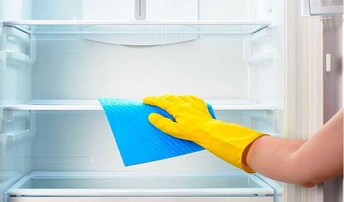 Để có thể vệ sinh tủ lạnh, việc đầu tiên là cần dọn sạch tất cả thực phẩm, thức uống đang được cất giữ trong đó.