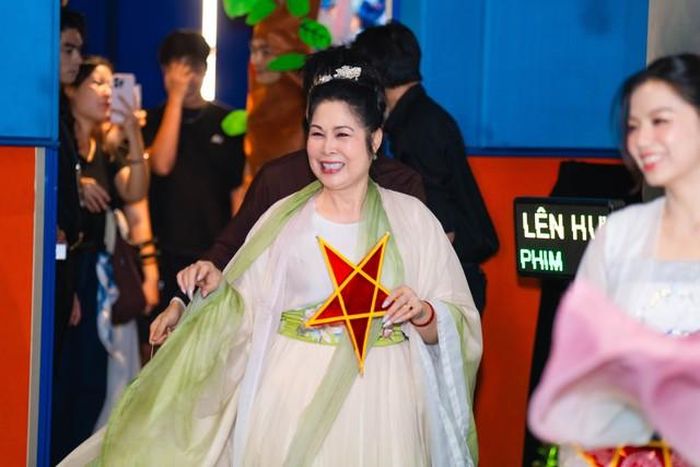 NSND Hồng Vân khi đi tuyên truyền phim.