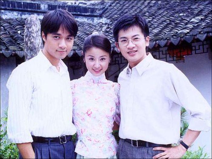 Ba diễn viên khi đóng phim "Tân dòng sông ly biệt" năm 2001. (Ảnh Chụp màn hình)