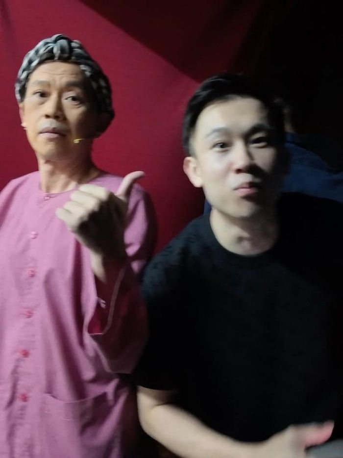 NSƯT Hoài Linh khi ở sân khấu.