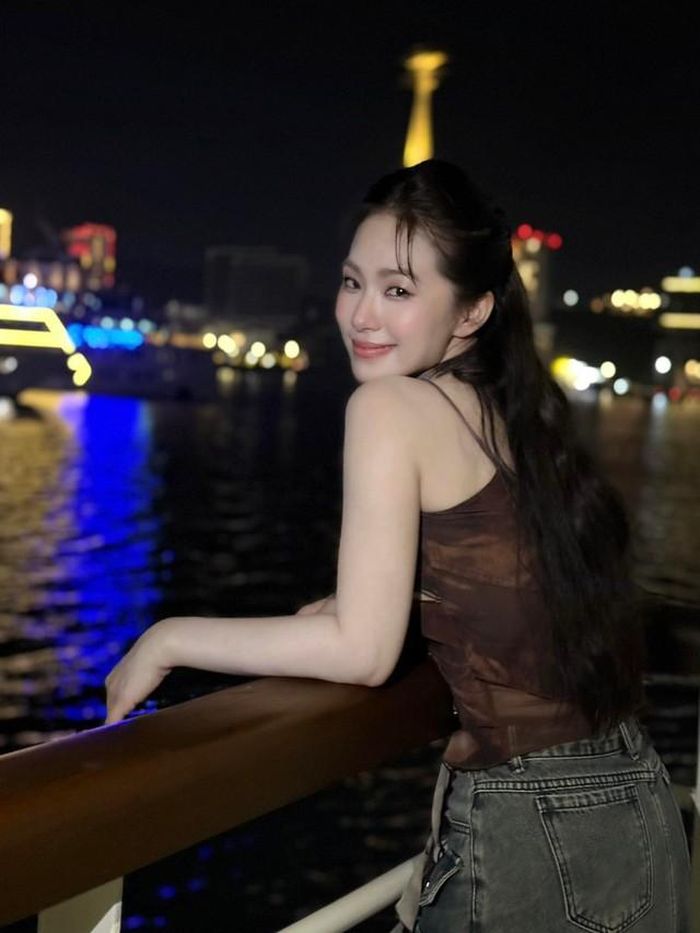 Nhìn ngoại hình hiện tại, ít ai ngỡ rằng nữ ca sĩ từng có khoảng thời gian tăng cân mất kiểm soát, nặng tới 65kg. Từ đó, giọng ca "Dằm trong tim" đã đặt ra mục tiêu quyết tâm giảm cân để lấy lại vóc dáng và đảm bảo sức khoẻ.