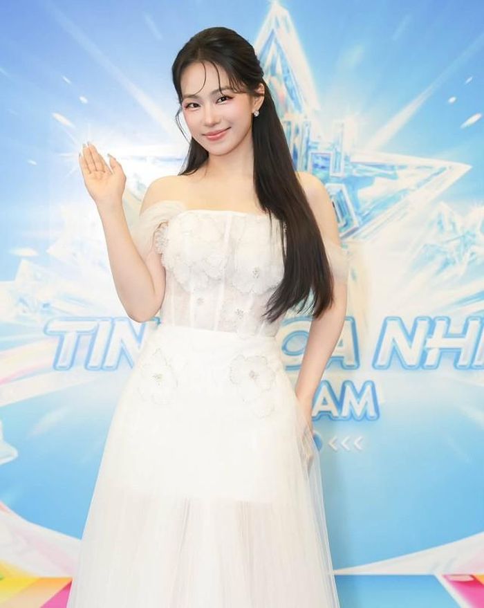 Lương Bích Hữu ghi điểm nhờ thần thái tươi tắn cùng nguồn năng lượng tích cực. Nhiều người nhận xét nếu không biết tuổi thật, khó có thể tin Lương Bích Hữu đã tuổi U50.