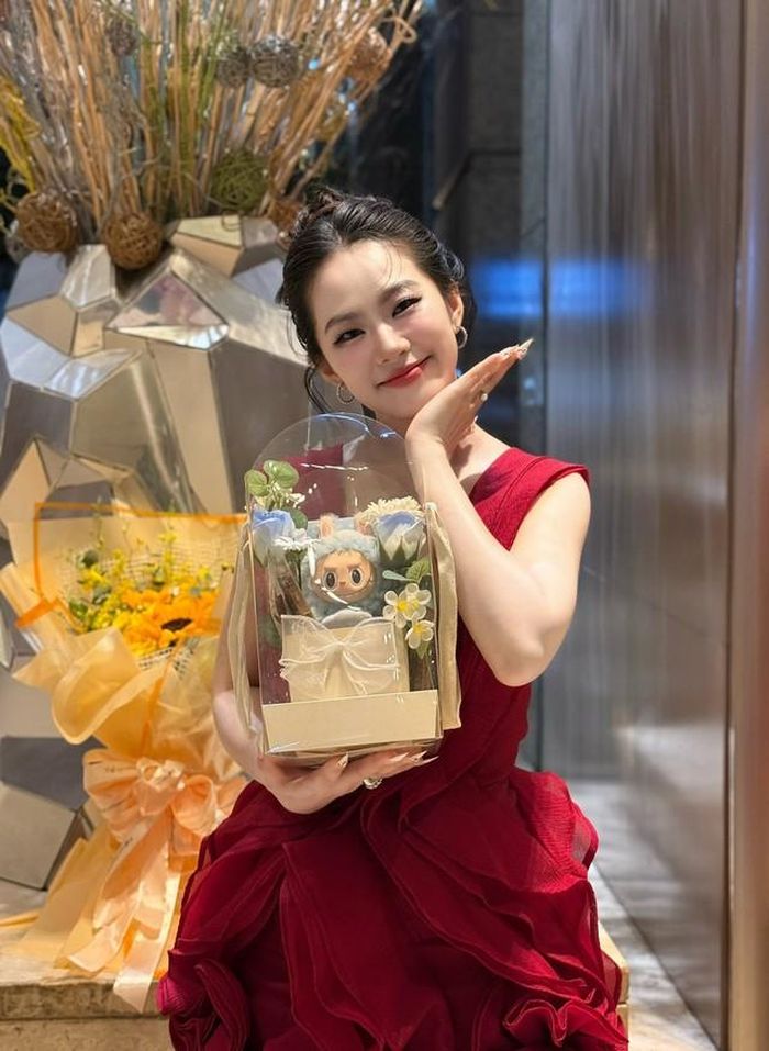 Thời gian qua, nữ ca sĩ khiến công chúng bất ngờ với màn giảm cân ngoạn mục giúp vóc dáng trở nên thon gọn.