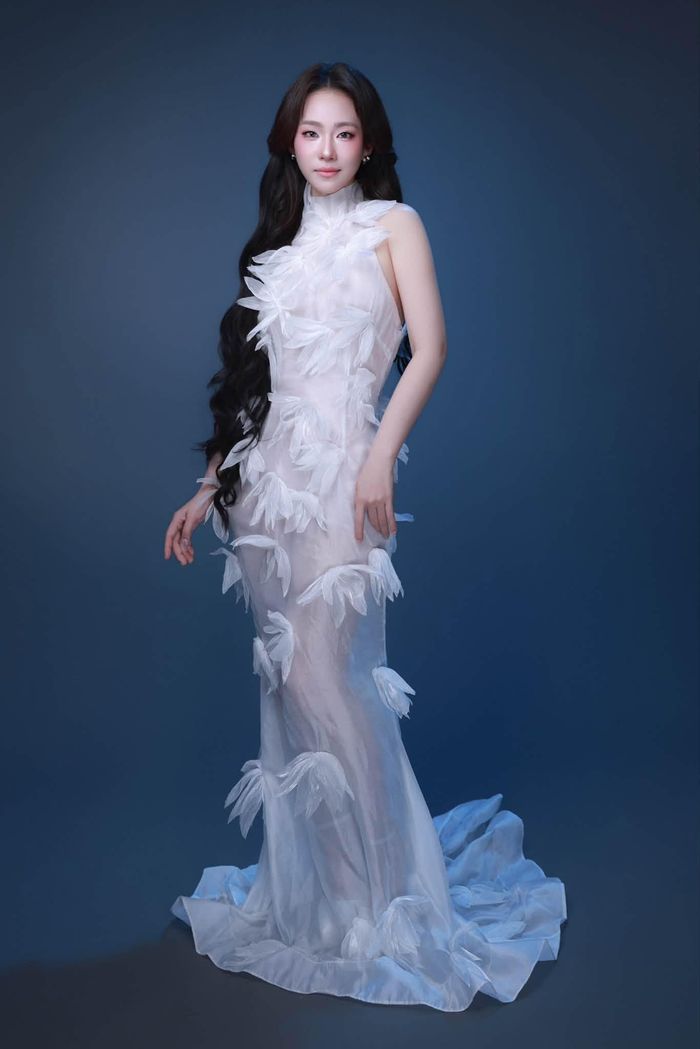 Ca sĩ Lương Bích Hữu vừa chia sẻ loạt ảnh mới, đánh dấu bước sang tuổi 42 xinh tươi, tràn đầy năng lượng.