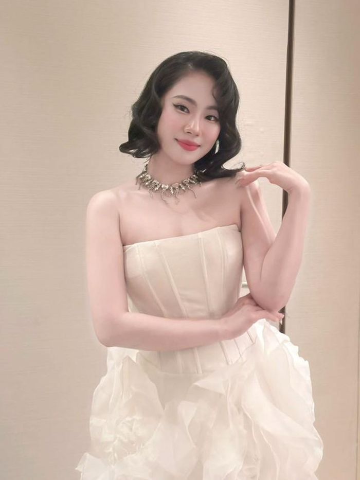 Lương Bích Hữu lựa chọn lối trang điểm trong trẻo, mái tóc buông xõa tự nhiên và nụ cười rạng rỡ, tạo nên tổng thể trẻ trung, ngọt ngào.