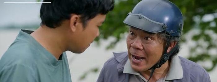 Chú Tư và Bình "bốp" âm thầm quay hình chiếc tàu hút cát trộm trên sông. Ảnh VTV