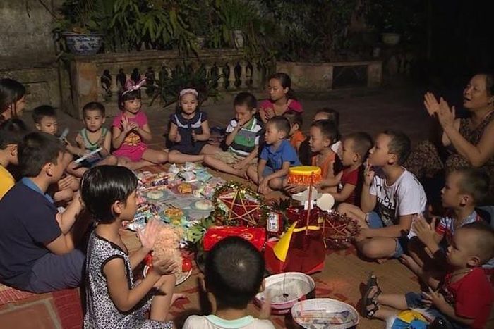 Lớn lên nhiều người nhớ về bài hát "Thằng Cuội" và đêm Trung thu tuổi thơ. Ảnh internet
