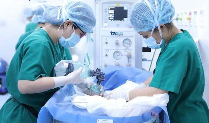 Các bác sĩ hồi sức tích cực cho bé ngay tại phòng sinh. Ảnh: BVCC