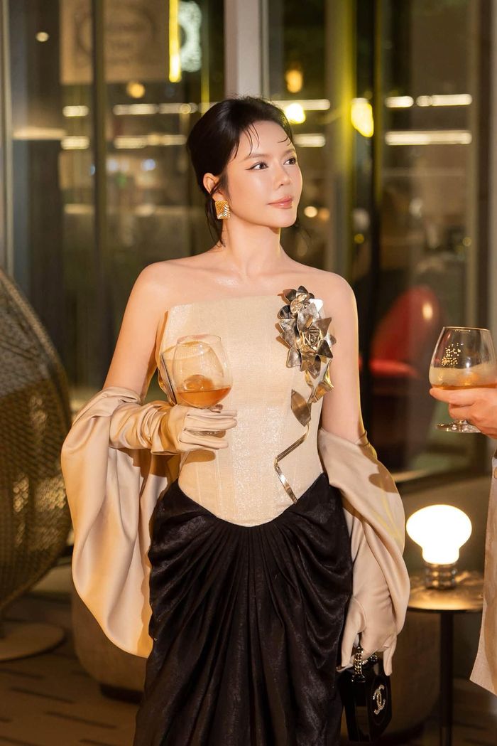 Lý Nhã Kỳ vốn là tay chơi hàng hiệu có tiếng của showbiz Việt. Cô cho biết có sở thích sưu tầm những món thời trang, độc lạ với kho túi hiệu đến từ các nhà mốt xa xỉ như: Chanel, Hermes, Dior...