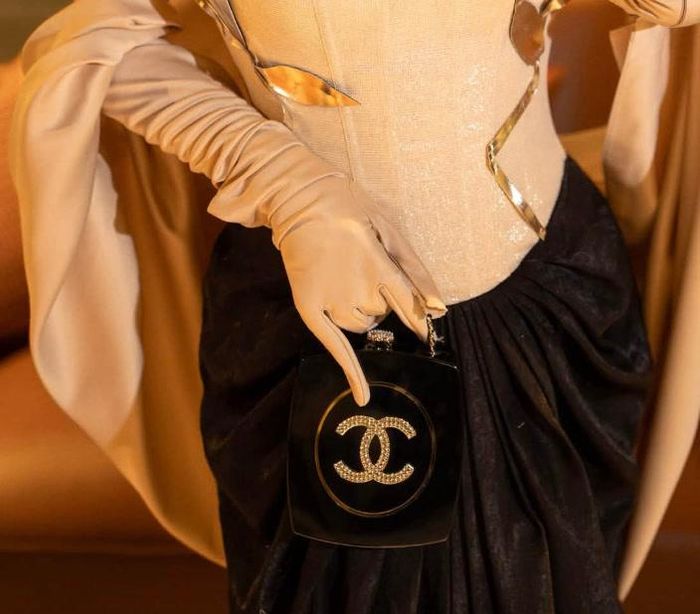 Mẫu túi lấy cảm hứng từ bảng phấn trang điểm Chanel, được coi là sự kết hợp giữa thời trang và nghệ thuật, thể hiện nét tinh nghịch nhưng không kém phần sang trọng. Chiếc túi này được yết giá 20,6 nghìn USD (khoảng 535 triệu đồng) nhưng ở thị trường thứ cấp, giá có thể lên tới 30-33 nghìn USD (khoảng 800 triệu đồng).