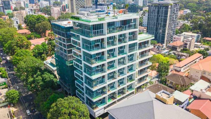 Theo đó, cô đã chuyển từ căn chung cư cao cấp ở Quận 2 sang một căn villa trên không nằm ngay Quận 3, có view toàn cảnh trung tâm Sài Gòn. Đây là nơi được giới "thượng lưu" gọi là villa trên không với những tiện ích hàng đầu và nằm trong top những BĐS đắt đỏ của Sài Gòn. Được biết căn penthouse trị giá lên đến 101 tỷ. Cận cảnh mới thấy căn penthouse nằm trong các dãy "villa trên không" này thực sự khiến người ta choáng ngợp.