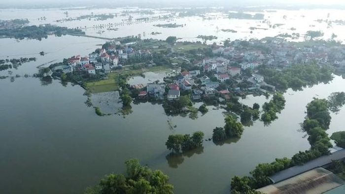 Trước đó, theo thông tin từ UBND xã Kiều Phú ngày 19/9, trước diễn biến phức tạp của thời tiết và mực nước sông Tích tiếp tục dâng cao, xã Kiều Phú đã khẩn trương triển khai các phương án di dời người dân tại khu vực có nguy cơ ngập sâu đến nơi ở tập trung, nhằm bảo đảm an toàn tính mạng và ổn định sinh hoạt cho nhân dân.