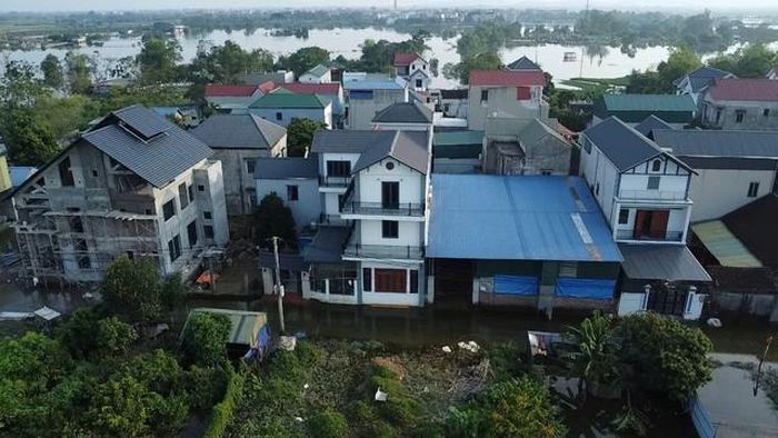 Lối ngõ xóm bắt đầu cạn nước, đọng lại lớp bùn mỏng chuẩn bị được người dân dội rửa.