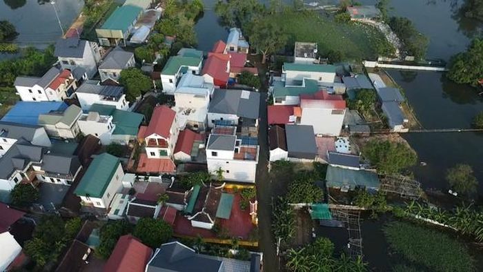 Mặc dù trên địa bàn xã không còn mưa, nhưng mực nước sông Tích vẫn tiếp tục dâng cao, đạt 8,68 mét, cao hơn 0,68 mét so với mức báo động III. Đây là mức nước lũ được ghi nhận ở mức rất cao, gây ảnh hưởng trực tiếp đến việc đi lại, sinh hoạt của người dân tại một số khu vực ven sông Tích.