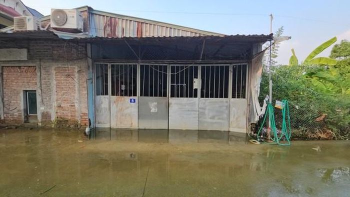 Mực nước hạ thấp để lại vệt mốc trên bờ tường các ngôi nhà cao tầng, đánh dấu những ngày ngập lụt đỉnh điểm