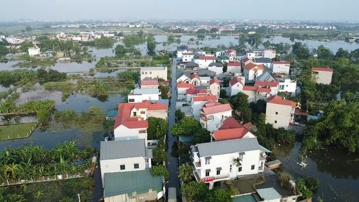 Theo người dân trong khu vực, nước lũ bắt đầu rút dần sau khoảng 1 tuần ngập mênh mông, thu hẹp diện tích ngập bao quanh khu vực thôn Liệp Tuyết, xóm Bến Vôi và các vùng lân cận.