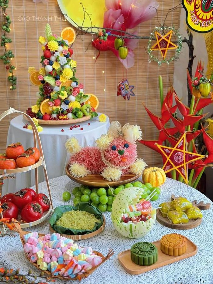 Mâm cỗ Tết Trung thu của chị Cao Thanh Thủy (Hà Nội) gồm: chó bưởi, cốm, bánh Trung thu, bánh xu xê, kẹo dẻo, các loại trái cây theo mùa như hồng... 