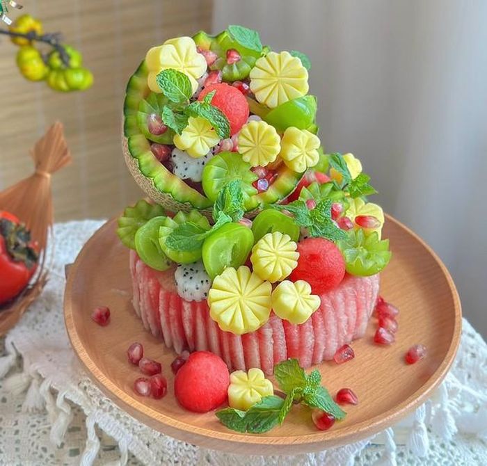 Đặc biệt, chị Thanh Thủy còn tỉa và trang trí một tháp cây từ các loại quả, vừa ngon và đẹp mắt vô cùng.