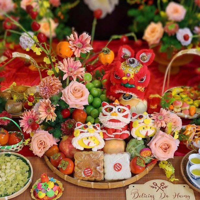 Các loại bánh và cốm được bày biện khiến mâm cỗ thêm tròn đầy.
